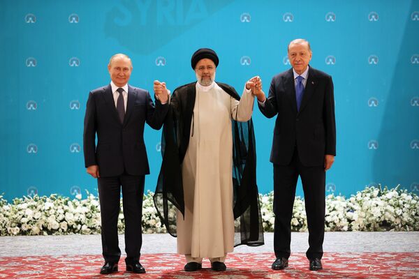 2022年7月19日，俄羅斯總統普京、伊朗總統拉欣和土耳其總統埃爾多安（從左到右）在國家元首會議開始前合影留念。 - 俄羅斯衛星通訊社