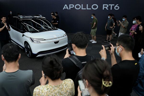 7月22日，媒体记者们在北京发布会上观看阿波罗RT6无人驾驶电动汽车。 - 俄罗斯卫星通讯社