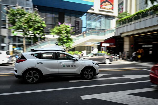 7月10日，中國百度公司研發的阿波羅無人駕駛電動汽車“機器人出租車”在深圳市街道上行駛。 - 俄羅斯衛星通訊社