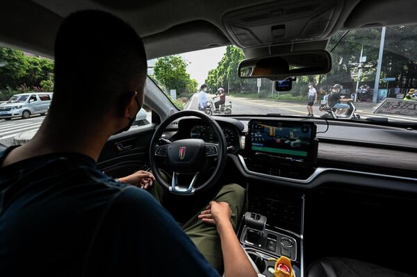 7月10日，百度公司研发的机器人出租车Apollo等待行人安全穿越道路。 - 俄罗斯卫星通讯社