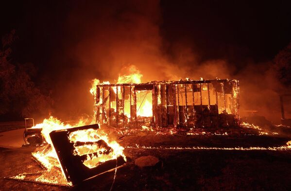 加利福尼亞州火災引燃房屋。 - 俄羅斯衛星通訊社
