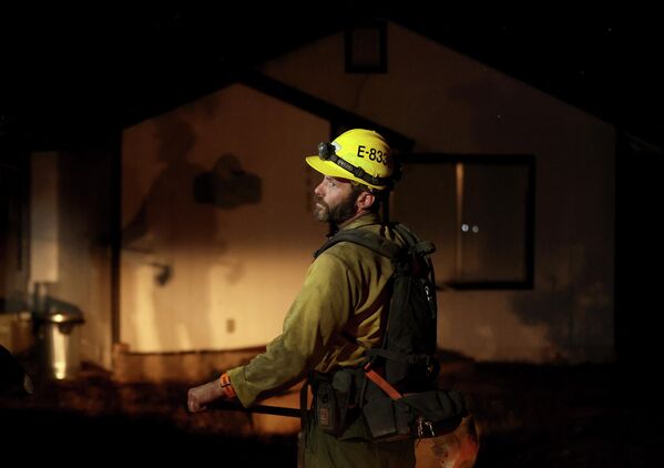 加利福尼亞消防員在火場中工作。 - 俄羅斯衛星通訊社