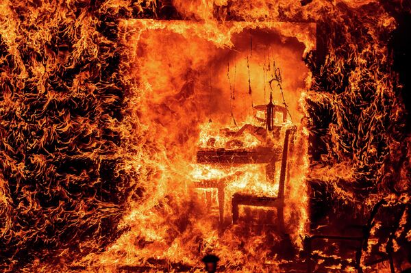 加利福尼亞州火災引燃房屋中的傢具。 - 俄羅斯衛星通訊社