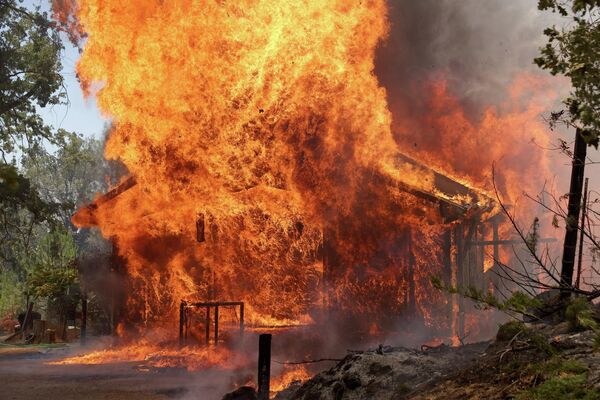 加利福尼亞州火災引燃房屋。 - 俄羅斯衛星通訊社
