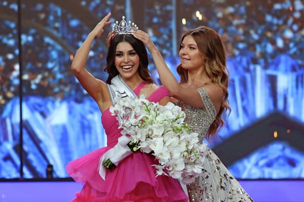 “2018年黎巴嫩小姐”麥雅·里迪為亞斯米娜·扎伊頓戴上“2022年黎巴嫩小姐”桂冠。 - 俄羅斯衛星通訊社