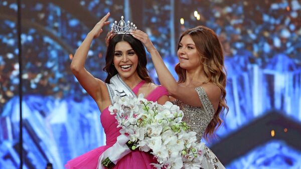 “2018年黎巴嫩小姐”麦雅·里迪为亚斯米娜·扎伊顿戴上“2022年黎巴嫩小姐”桂冠 - 俄罗斯卫星通讯社