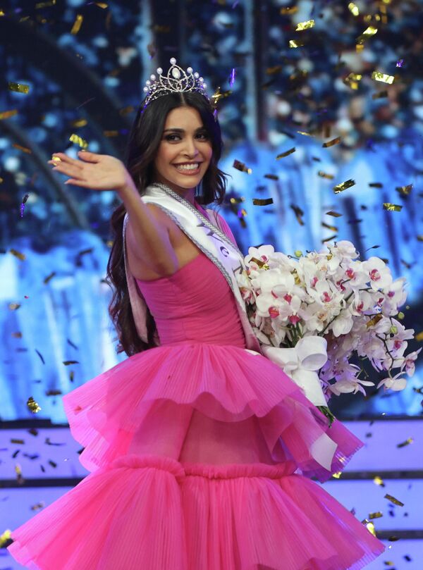 亚斯米娜·扎伊顿获得“2022年黎巴嫩小姐”桂冠后的瞬间表情。 - 俄罗斯卫星通讯社