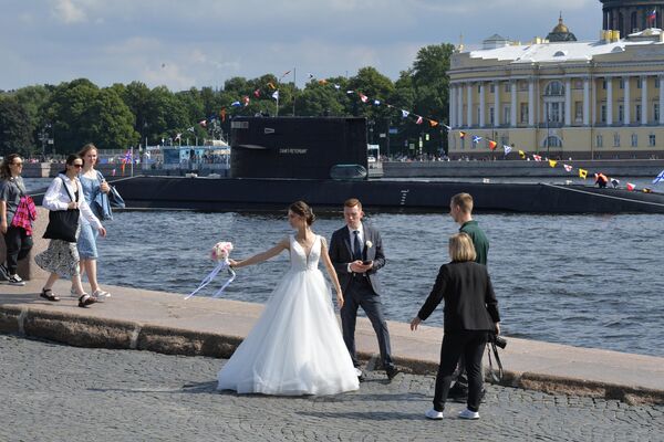 俄罗斯青年人在圣彼得堡市沿河街观看海军装备。远景为俄海军B-585“圣彼得堡”号柴电潜艇。 - 俄罗斯卫星通讯社