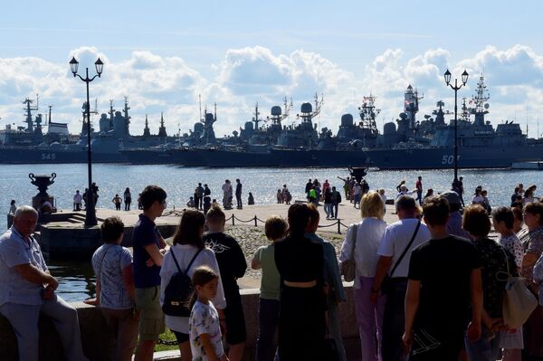 各地游客在喀琅施塔得军港观看海军节阅兵式彩排。 - 俄罗斯卫星通讯社