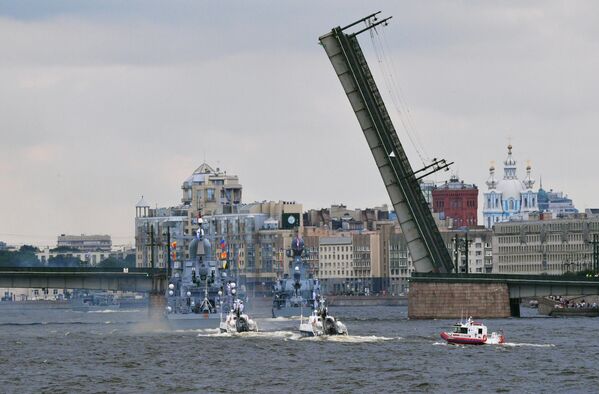 圣彼得堡市涅瓦河举行海军节阅兵式彩排活动。 - 俄罗斯卫星通讯社