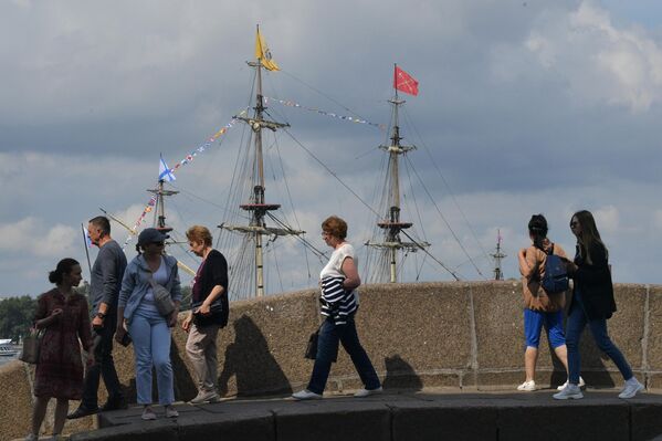圣彼得堡市民在桥头观看海军节阅兵式彩排活动。远景为“波尔塔瓦” 号帆桅战列舰。 - 俄罗斯卫星通讯社