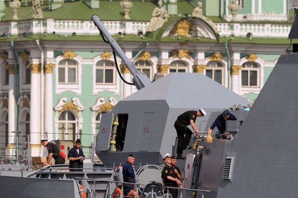 俄海军水兵正在擦洗参加圣彼得堡阅兵式的舰船。 - 俄罗斯卫星通讯社