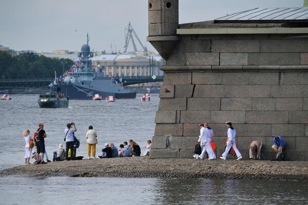 圣彼得堡市民观看海军节阅兵式彩排活动。远景为 21631工程“暴徒-M”级“大乌斯秋格” 号小型导弹舰。 - 俄罗斯卫星通讯社