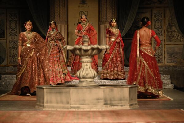 FDCI印度高级时装周，模特们展示设计师JJ Valaya的新款时装。 - 俄罗斯卫星通讯社