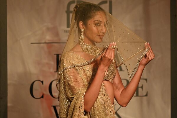 FDCI印度高级时装周，模特们展示设计师Tarun Tahiliani的新款时装。 - 俄罗斯卫星通讯社
