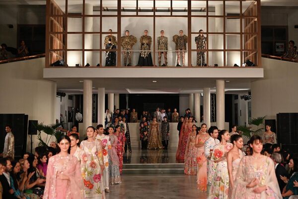 FDCI印度高级时装周，模特们展示设计师Rahul Mishra的新款时装。 - 俄罗斯卫星通讯社
