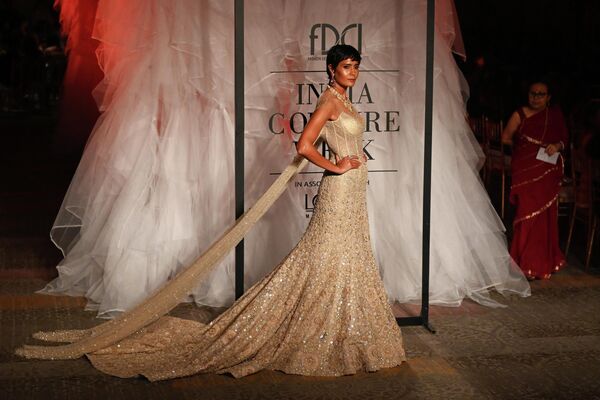 FDCI印度高级时装周，模特们展示设计师Tarun Tahiliani的新款时装。 - 俄罗斯卫星通讯社