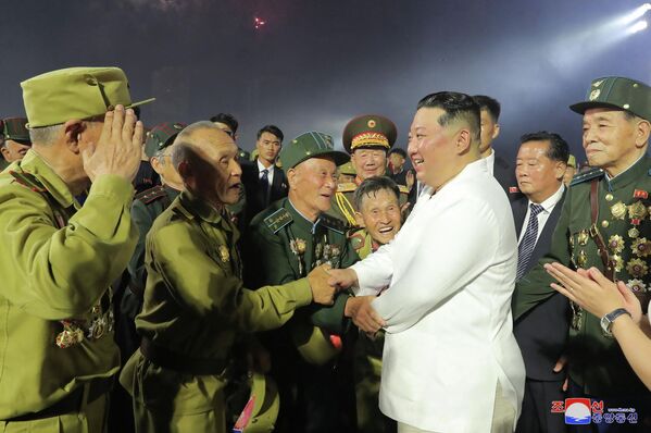 朝鮮領導人金正恩與參加朝鮮祖國解放戰爭勝利69週年紀念活動的老兵們握手。 - 俄羅斯衛星通訊社