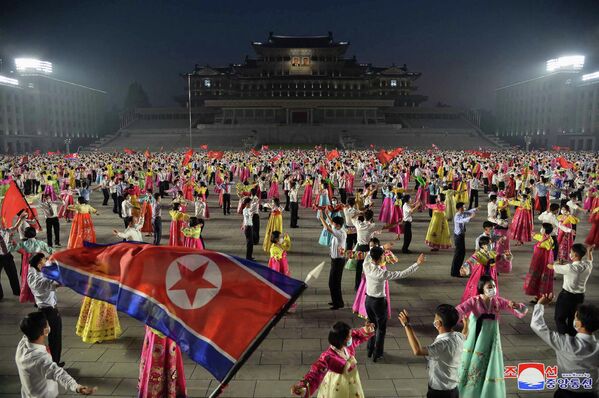 平壤，金日成廣場舉行活動紀念朝鮮祖國解放戰爭勝利69週年。 - 俄羅斯衛星通訊社