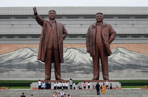朝鮮祖國解放戰爭勝利69週年之際，人們向朝鮮已故領導人金日成和金正日的雕像獻花。 - 俄羅斯衛星通訊社