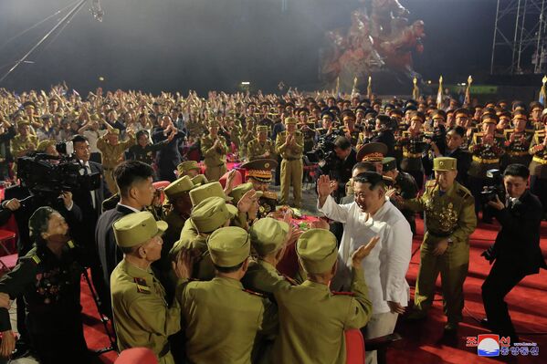 平壤，朝鲜领导人金正恩向参加朝鲜祖国解放战争胜利69周年纪念活动的老兵们致意。 - 俄罗斯卫星通讯社