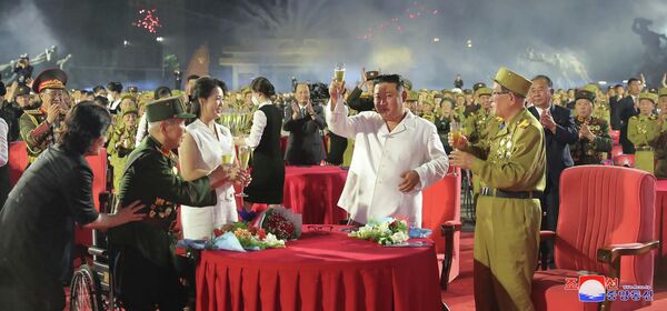 平壤，朝鮮領導人金正恩和夫人李雪主出席在金日成廣場舉行的朝鮮祖國解放戰爭勝利69週年紀念活動。 - 俄羅斯衛星通訊社