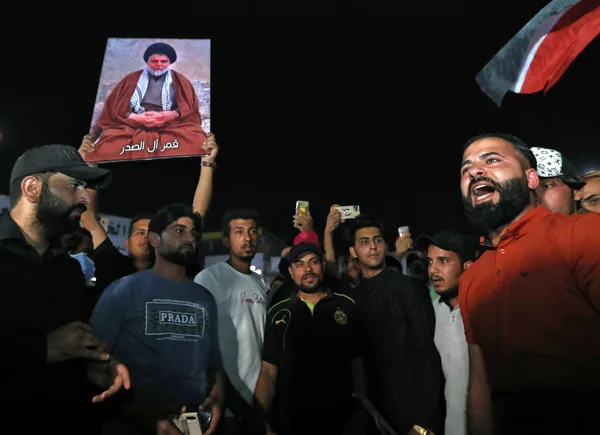 7月27日晚，伊拉克南部济加尔省纳西里耶市，伊拉克什叶派宗教领袖穆克塔达·萨德尔的支持者抗议竞争对手提交的总理候选人提名。 - 俄罗斯卫星通讯社