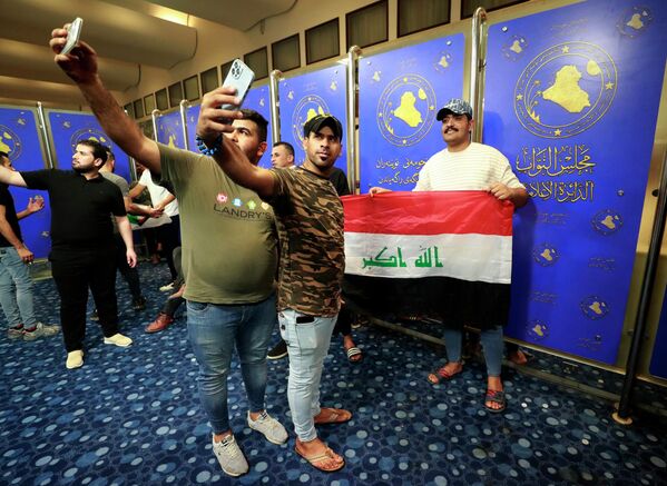抗議者闖入伊拉克議會大樓。 - 俄羅斯衛星通訊社