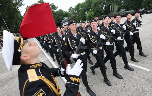 庆祝俄罗斯海军节在波罗的斯克隆重阅兵式上的海军陆战队。 - 俄罗斯卫星通讯社
