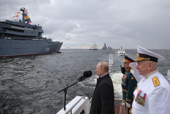 2022年7月31日。俄羅斯總統、最高統帥弗拉基米爾·普京在俄羅斯海軍節海軍閱兵式上。 - 俄羅斯衛星通訊社