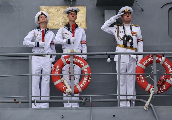 慶祝俄羅斯海軍節波羅的斯克閱兵式上不懼級護衛艦上的波羅的海艦隊的船員們。 - 俄羅斯衛星通訊社