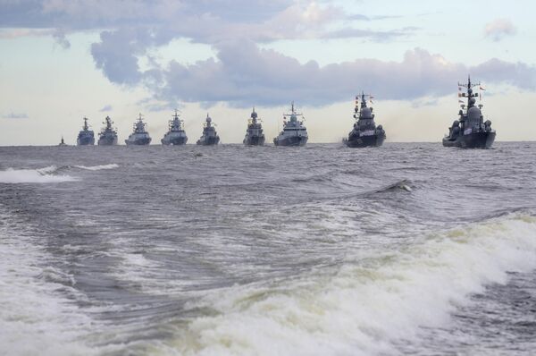 喀琅施塔得庆祝俄罗斯海军节的海军阅兵式上单纵队的俄罗斯海军舰队。 - 俄罗斯卫星通讯社