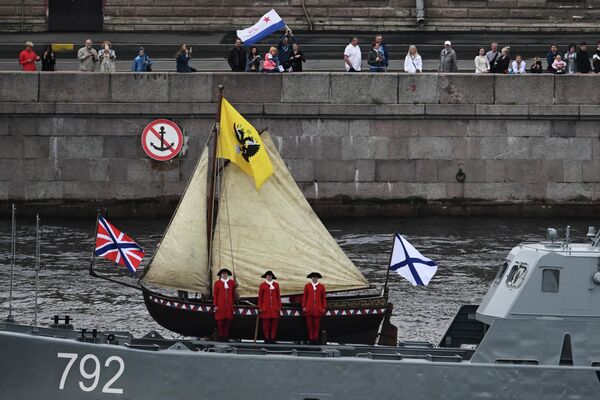 聖彼得堡俄羅斯海軍節海軍閱兵式上的攜帶有彼得大帝小船的伊萬·帕斯科空降艇。 - 俄羅斯衛星通訊社