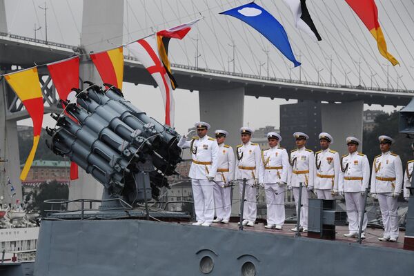 慶祝俄羅斯海節日在符拉迪沃斯托克閱兵式上的MPK-221小型反潛艦艇上的船員。 - 俄羅斯衛星通訊社