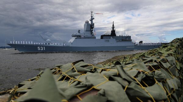 俄印护卫舰在芬兰湾举行演习