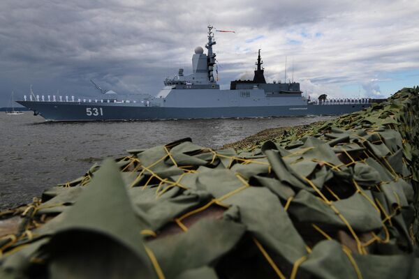俄羅斯海軍節海軍閱兵式上在喀琅施塔得錨泊區的20380型機靈號護衛艦。 - 俄羅斯衛星通訊社