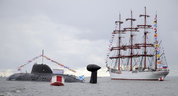 喀琅施塔得俄羅斯海軍節主要海軍閱兵式上的“北德文斯克“核潛艇和”謝多夫“三桅帆船。 - 俄羅斯衛星通訊社