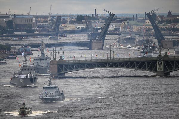 聖彼得堡俄羅斯海軍節主要海軍閱兵式上的艦隊編隊。 - 俄羅斯衛星通訊社