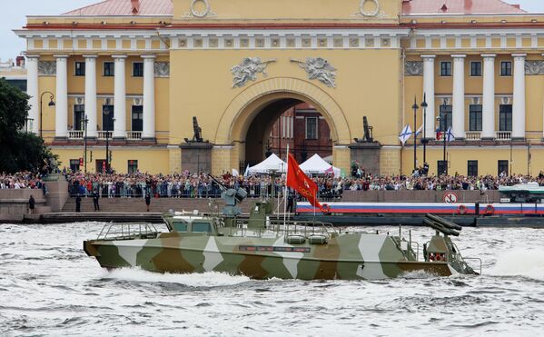 聖彼得堡俄羅斯海軍節主要海軍閱兵上的03160型巡邏艇。 - 俄羅斯衛星通訊社