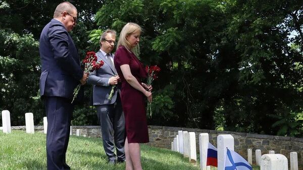 俄罗斯外交官在海军节期间向在美国的俄国水手墓献花 - 俄罗斯卫星通讯社