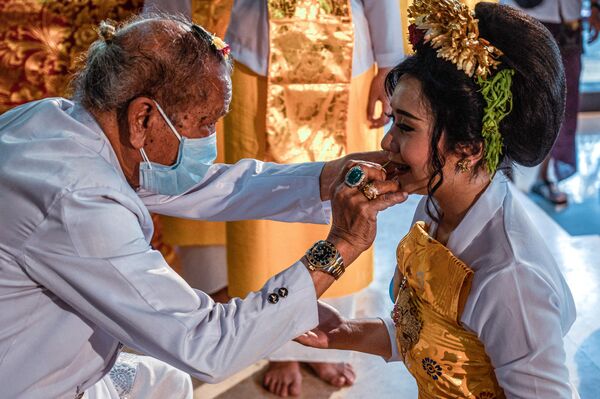 印尼東爪哇省，參加銼牙儀式的人們。 - 俄羅斯衛星通訊社