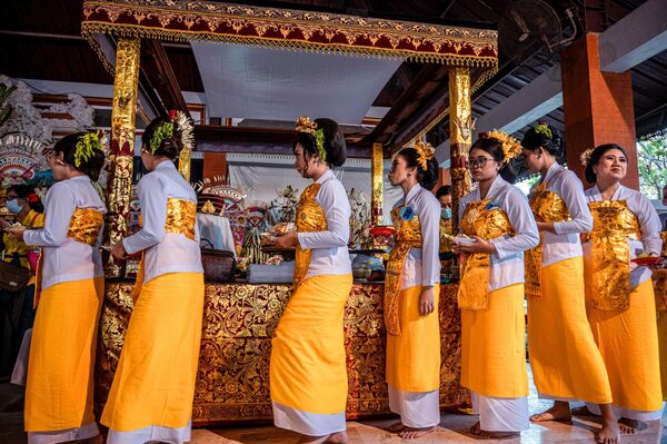 印尼東爪哇省，參加銼牙儀式的人們。 - 俄羅斯衛星通訊社