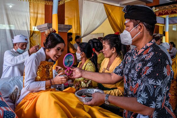 印尼东爪哇省，参加锉牙仪式的人们。 - 俄罗斯卫星通讯社