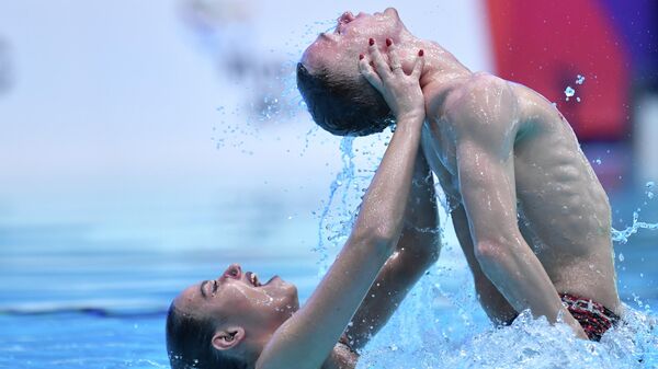 俄羅斯隊員邁婭·古爾班別爾季耶娃和亞歷山大·馬爾採夫在花樣游泳混合雙人技術比賽中 - 俄羅斯衛星通訊社