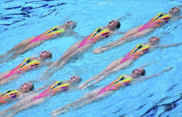 白俄羅斯隊在花樣游泳女子團體賽比賽中。 - 俄羅斯衛星通訊社