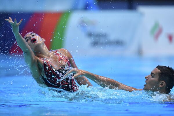 塞尔维亚选手叶莲娜·孔季奇和伊万·马丁诺维奇在花样游泳混合双人技术比赛中。 - 俄罗斯卫星通讯社