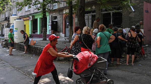 马里乌波尔居民在院子里排队等待图拉州提供的人道主义援助 - 俄罗斯卫星通讯社