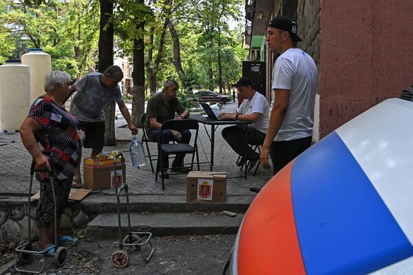 马里乌波尔居民在院子里排队等待图拉州提供的人道主义援助。 - 俄罗斯卫星通讯社
