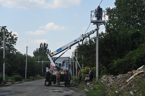 沃爾諾瓦哈市輸電線修復工作。 - 俄羅斯衛星通訊社