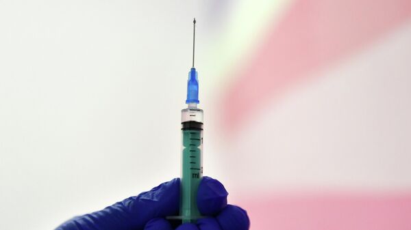 Медицинский сотрудник подготавливает шприц с вакциной от COVID-19 - 俄羅斯衛星通訊社